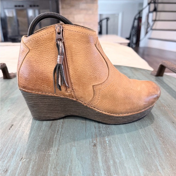 Dansko Tan Leather Ankle Boots – Size 39 (US 8.5–9) Comfort Wedge Booties - Picture 3 of 14